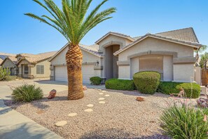Property grounds - Relax Poolside in Mesa: Family Home 12 Mi to Dtwn (Mesa)