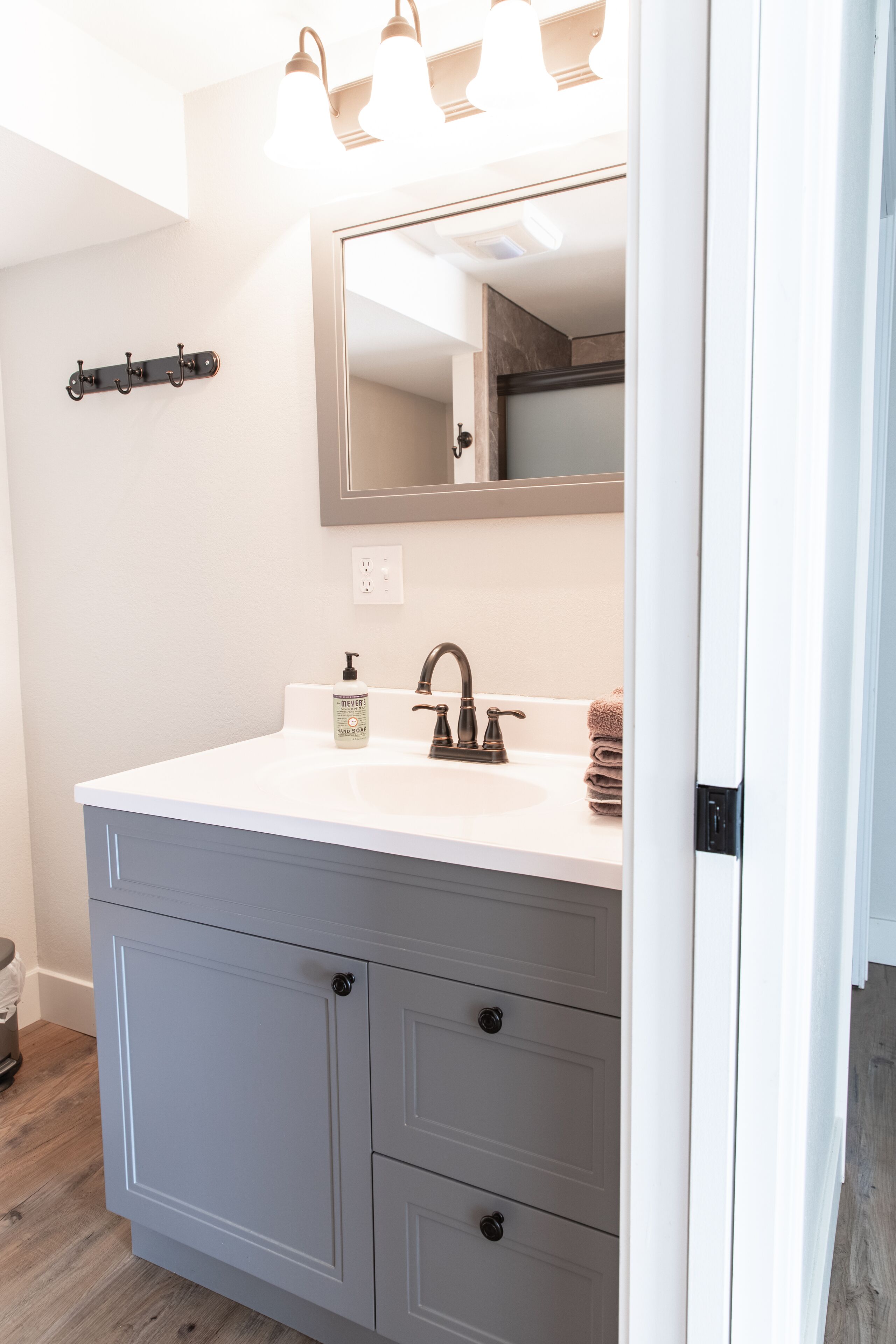 Een douche, een haardroger, handdoeken, zeep