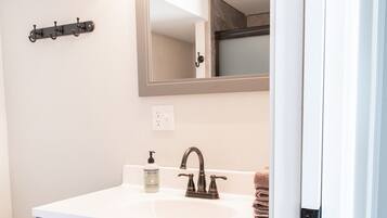 Een douche, een haardroger, handdoeken, zeep