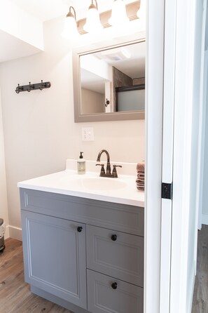 シャワー、ヘアドライヤー、タオル、石鹸