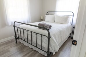 3 bedrooms, free WiFi, bed sheets, wheelchair access - House near Trout Run Trail w/EV charger (Decorah)