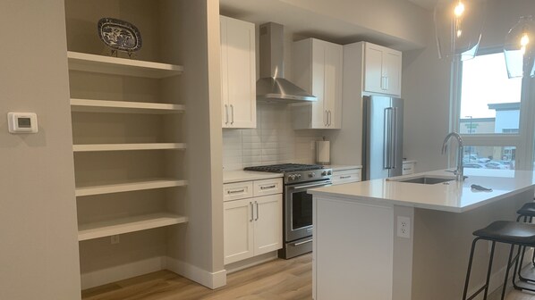 Refrigerador, microondas, horno y parrilla de estufa