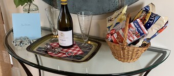 Riverbed, Romantic Waterfront Suite, walk to town<br><br>