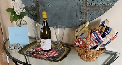 Riverbed, Romantic Waterfront Suite, walk to town<br><br>