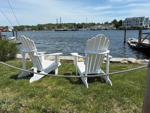 Riverbed, Romantic Waterfront Suite, walk to town<br><br>