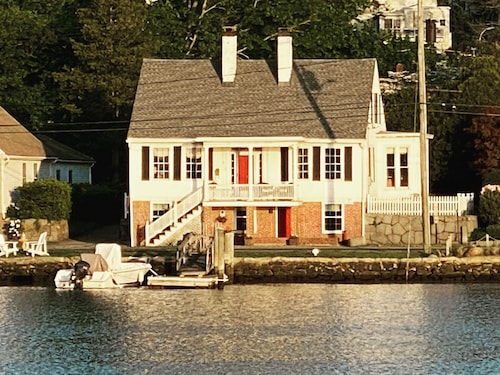 Riverbed, Romantic Waterfront Suite, walk to town<br><br>