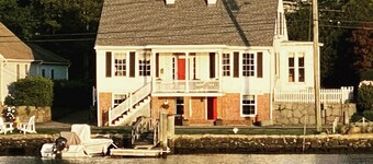 Riverbed, Romantic Waterfront Suite, walk to town<br><br>