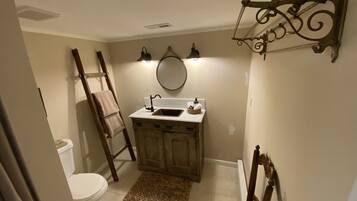 Douche, sèche-cheveux, serviettes fournies, savon