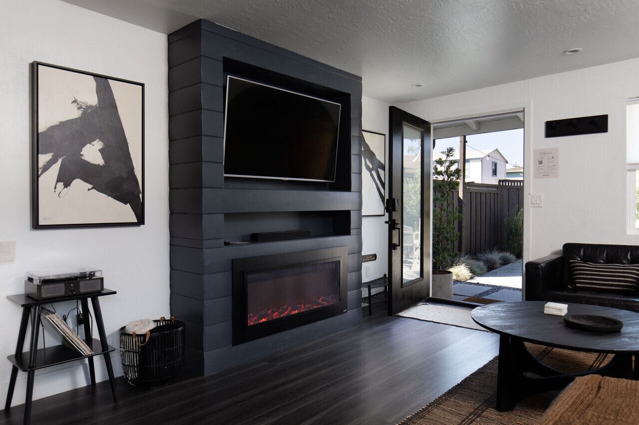 智能电视、壁炉、书、音乐库