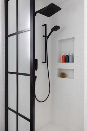 Hair dryer, towels - Modern Coastal Home|Central Location|Private Patio (Santa Cruz)
