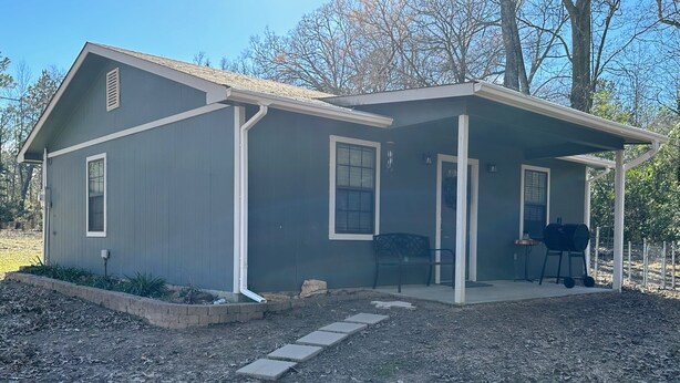 A small, single-story house with a covered porch and a small patio area. - Cozy country retreat!- Close to River Run and Lake Jacksonville (Jacksonville)