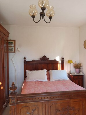 3 Schlafzimmer, Schreibtisch, Bügeleisen/Bügelbrett, WLAN