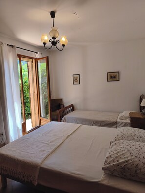 3 bedrooms, desk, iron/ironing board, WiFi