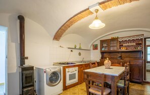Refrigerador, placa de cocina, utensilios de cocina