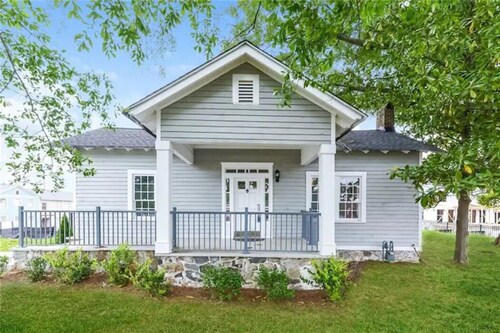 Bright historic home w/ yard & central to explore