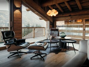 Televisie, een open haard, videospelletjes en een tafeltennistafel