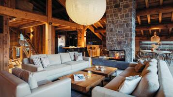 Televisie, een open haard, videospelletjes en een tafeltennistafel