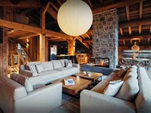 Fernseher, Kamin, Videospiele, Tischtennisplatte