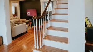 A staircase with wooden steps and white railings, leading to an upper floor. - Magnolia Inn - Columbia's Sweet Southern Charmer! (Columbia)