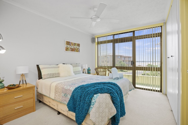 3 dormitorios, caja fuerte, tabla de planchar con plancha