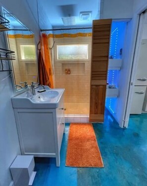 Dusche, Haartrockner, Handtücher, Seife