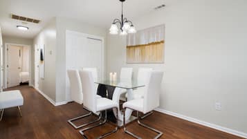 Luxury House | In-room dining