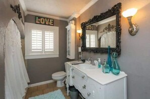 Shower, jetted tub, hair dryer, towels - The Cottage on Crockett (Amarillo)
