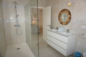 Dusche, Haartrockner, Bidet, Handtücher