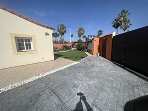 Property grounds - Homely luxury villa within private gardens. Great for golfers- (San Miguel de Abona)