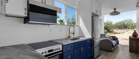 Refrigerador, microondas, horno y parrilla de estufa