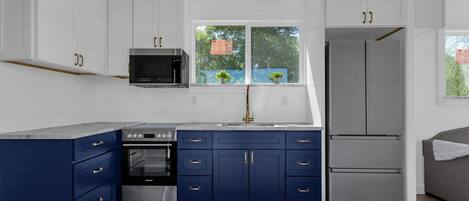 Refrigerador, microondas, horno y parrilla de estufa