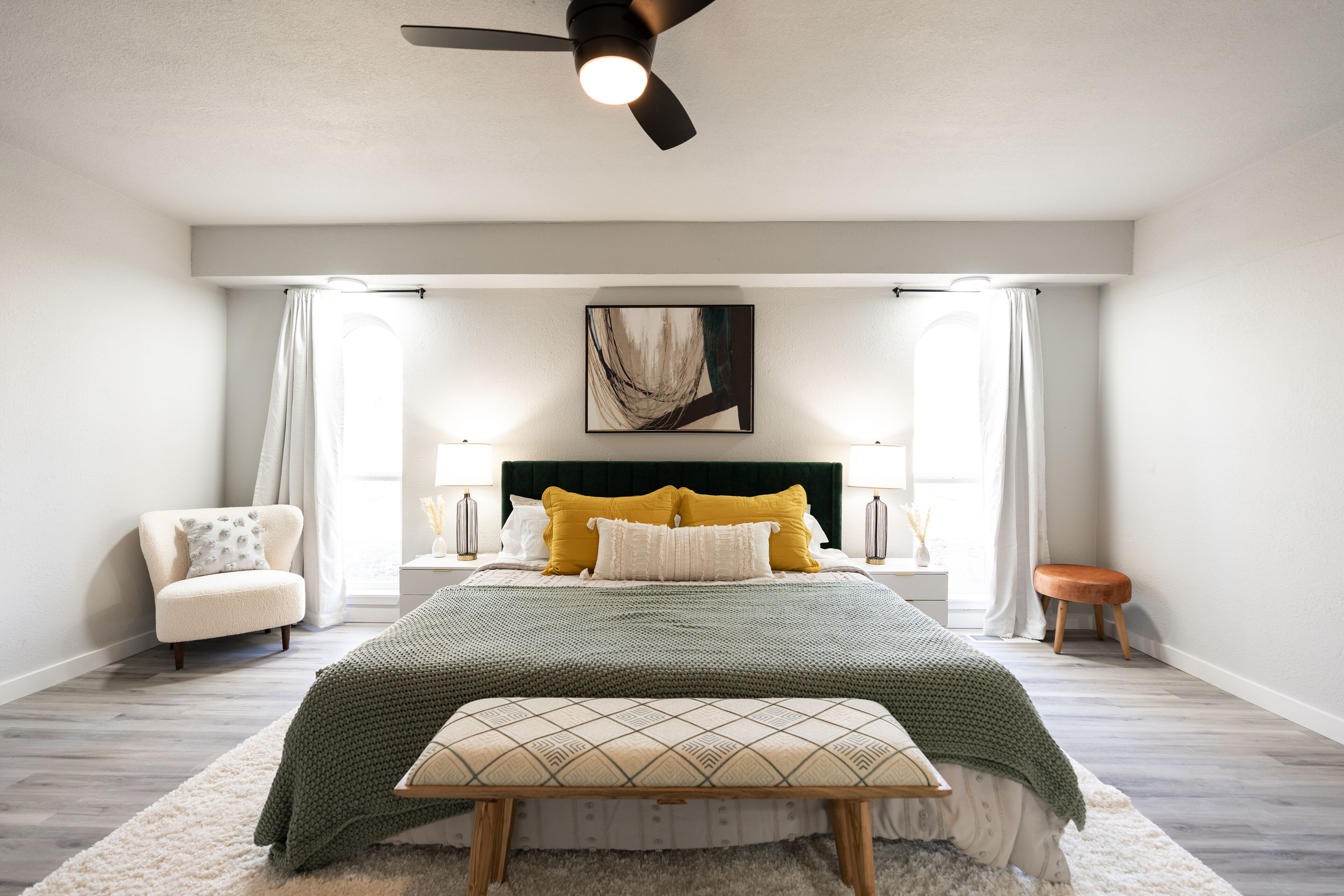 4 habitaciones, escritorio y tabla de planchar con plancha 