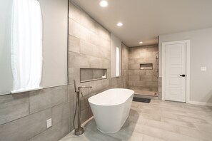 Douche, séchoir à cheveux, serviettes fournies, savon
