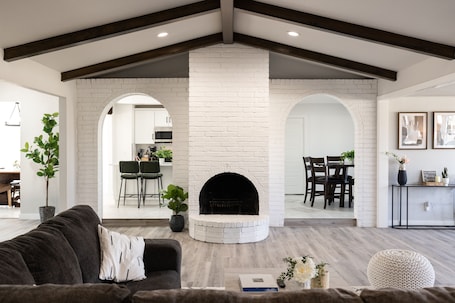 Smart TV, fireplace, video games, table football. 6MIN TO WILL ROGERS AIRPORT | HOT TUB | GAME ROOM | POOL TABLE