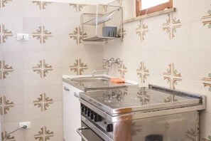 Fridge, oven, dining tables - M315 - Marcelli, comfortable two-room apartment 200 meters from the sea (Marcelli)