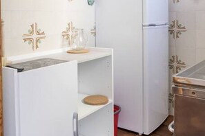 Frigorífico, horno y mesa de comedor