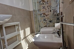 Dusche, Bidet, Handtücher