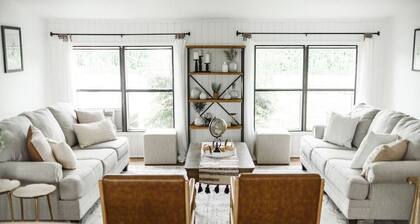 Unique Gardens Cottage · Unique Gardens Cottage - surrounded by flowers