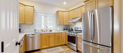 Kühlschrank, Mikrowelle, Ofen, Herdplatte