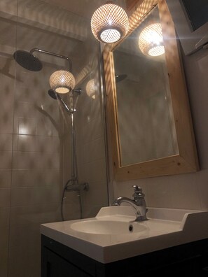 Shower, hair dryer, toilet paper - Large house, with swimming pool, ideal for 2 or 3 families. (Foissac)
