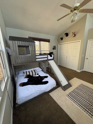 3 室のベッドルーム、デスク、アイロン / アイロン台、WiFi (無料)