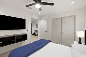 2 bedrooms, desk, iron/ironing board, travel crib - 175 LEX - Two Bedroom Condo, Walkable Downtown! (Lexington)