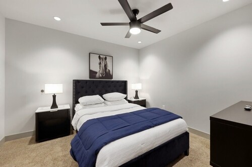 175 LEX - Two Bedroom Condo, Walkable Downtown!