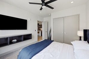 2 Schlafzimmer, Schreibtisch, Bügeleisen/Bügelbrett, Reisekinderbett
