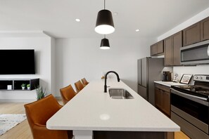 Fridge, microwave, oven, stovetop - 175 LEX - Two Bedroom Condo, Walkable Downtown! (Lexington)