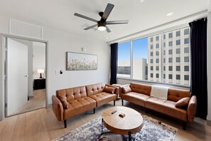Smart TV - 175 LEX - Two Bedroom Condo, Walkable Downtown! (Lexington)