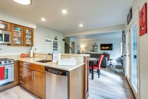 Réfrigérateur, micro-ondes, plaque de cuisson, lave-vaisselle