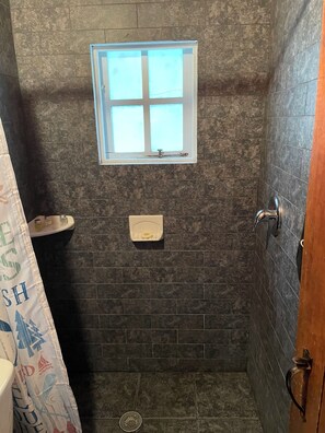 Douche, sèche-cheveux, serviettes fournies, savon