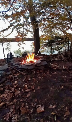 Property grounds - Sunset Cottage - Lakefront Cottage with Private Dock (Greentown)
