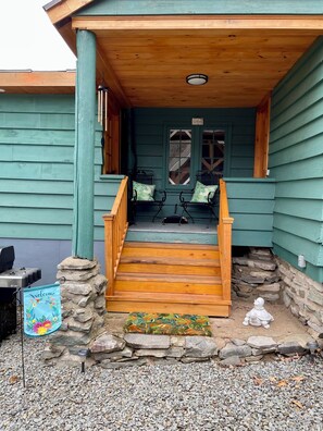 Terrace/patio - Sunset Cottage - Lakefront Cottage with Private Dock (Greentown)